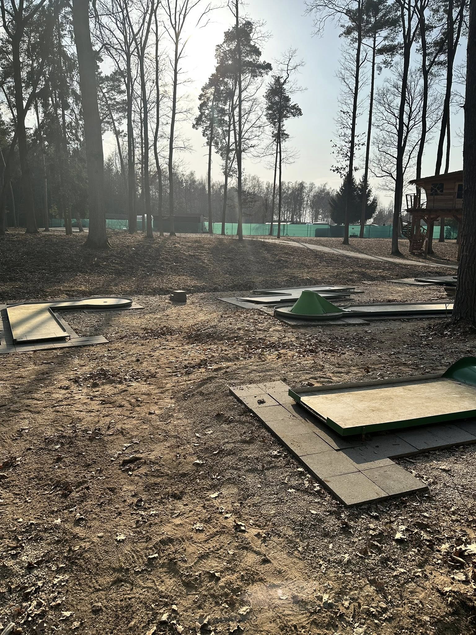 Na přemístěném minigolfovém hřišti v areálu Stříbrného rybníka se provádí čištění a údržba.